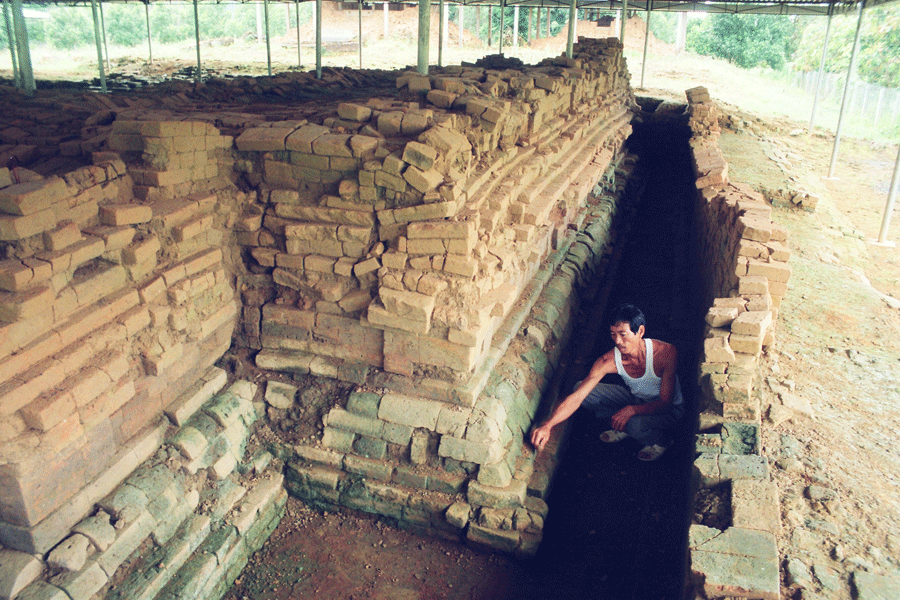 Cận cảnh kiến trúc trong đường chân đế và một phần tường thành còn lại của một đền tháp. Ảnh: N.H.T