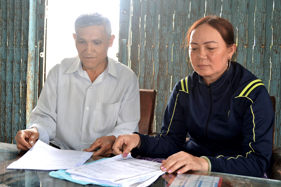 Ông Thơi và bà Liễu cung cấp thông tin về sự việc với P.V Báo Gia Lai. Ảnh: L.H Ông Thơi và bà Liễu cung cấp thông tin về sự việc với P.V Báo Gia Lai. Ảnh: L.H