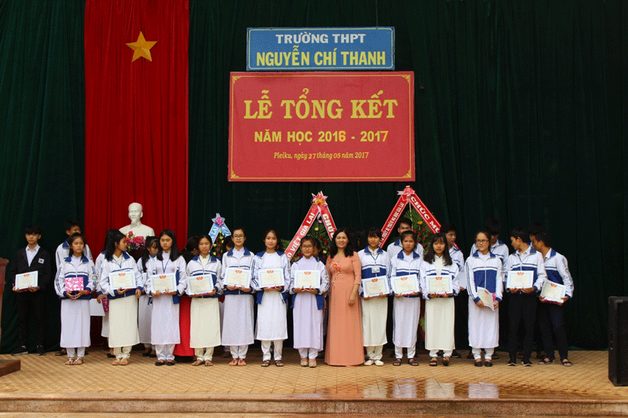Tặng giấy khen cho các em học sinh đạt thành tích tốt trong học tập. Ảnh: P.L