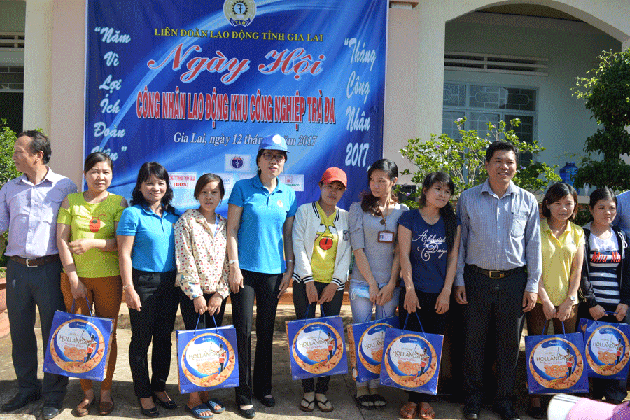 Tặng 300 phần quà cho người lao động. Ảnh: A.H