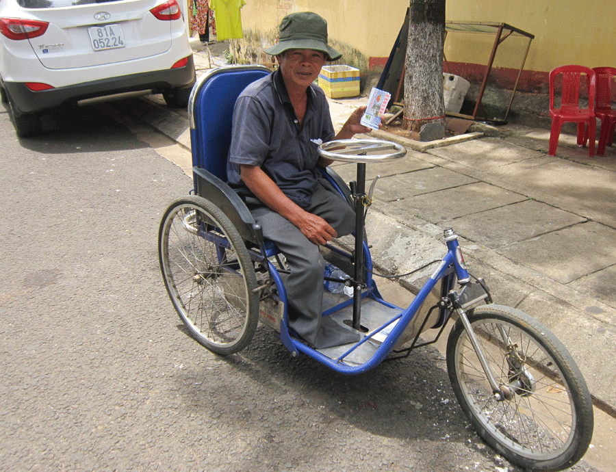 Anh Trung trên bước đường mưu sinh. Ảnh: Đ.P Anh Trung trên bước đường mưu sinh. Ảnh: Đ.P