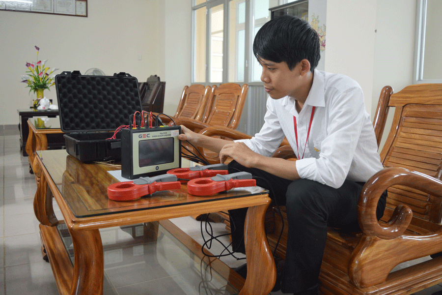Anh Nguyễn Đức Vũ với thiết bị phân tích nguồn điện 3 pha. Ảnh: P.D