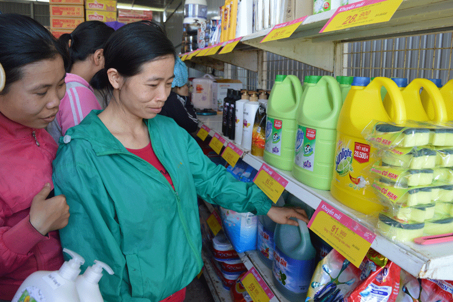 Người lao động mua hàng tại gian hang tại chỗ. Ảnh: A.H