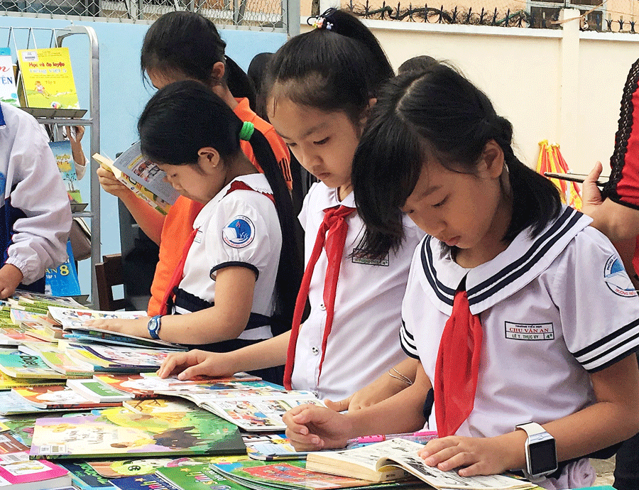 Các em học sinh đọc sách tại Thư viện tỉnh. Ảnh: P.V Các em học sinh đọc sách tại Thư viện tỉnh. Ảnh: P.V