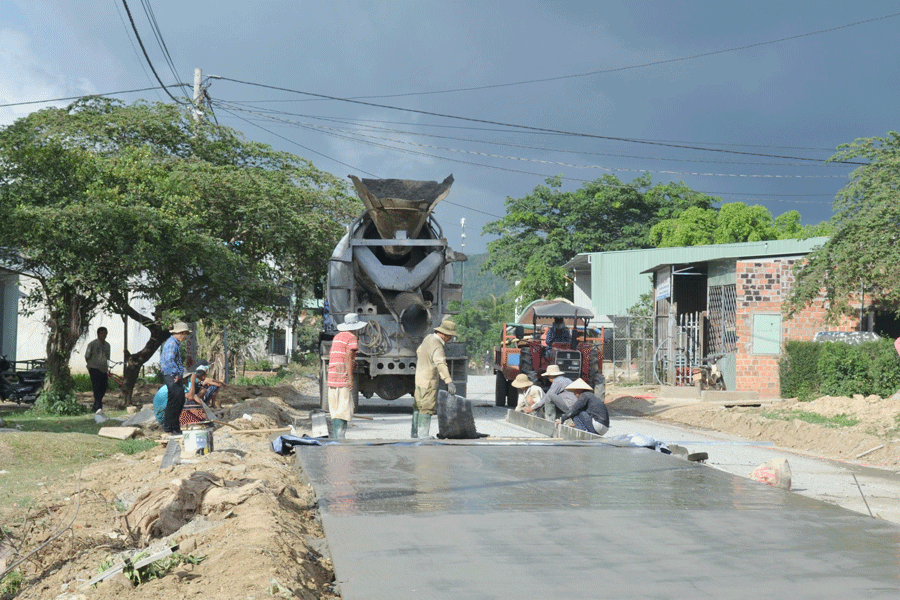 Thi công công trình đường bê tông tại phường An Phú (thị xã An Khê). Ảnh: H.L Thi công công trình đường bê tông tại phường An Phú (thị xã An Khê). Ảnh: H.L