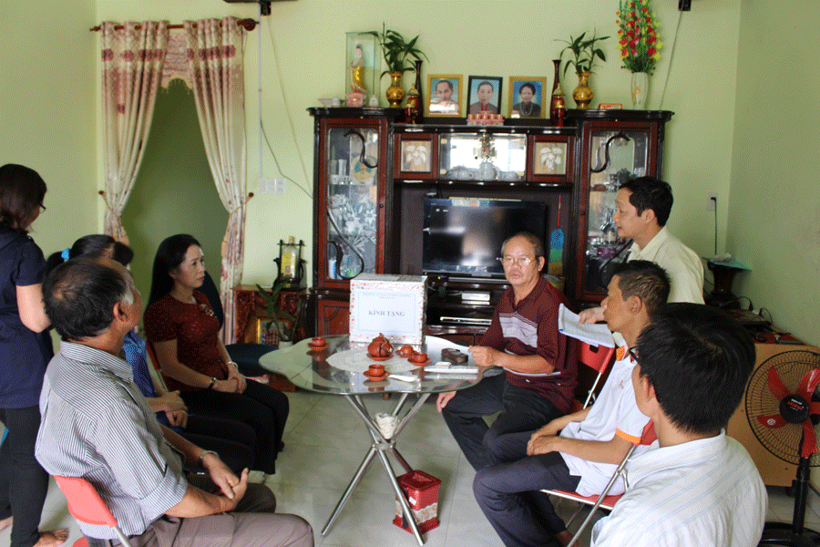 Đoàn thăm tặng quà công nhân bị tai nạn lao động. Ảnh: Đ.Y