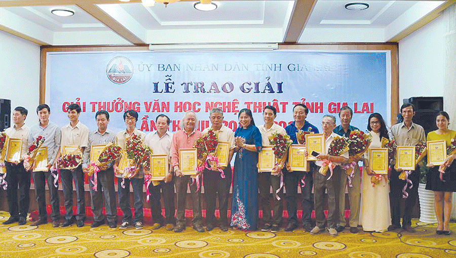 Bà Huỳnh Nữ Thu Hà-Ủy viên Ban Thường vụ Tỉnh ủy, Phó Chủ tịch UBND tỉnh (thứ 6 từ phải sang) trao giải thưởng văn học nghệ thuật tỉnh lần III cho các tác giả đạt giải. Ảnh: P.L