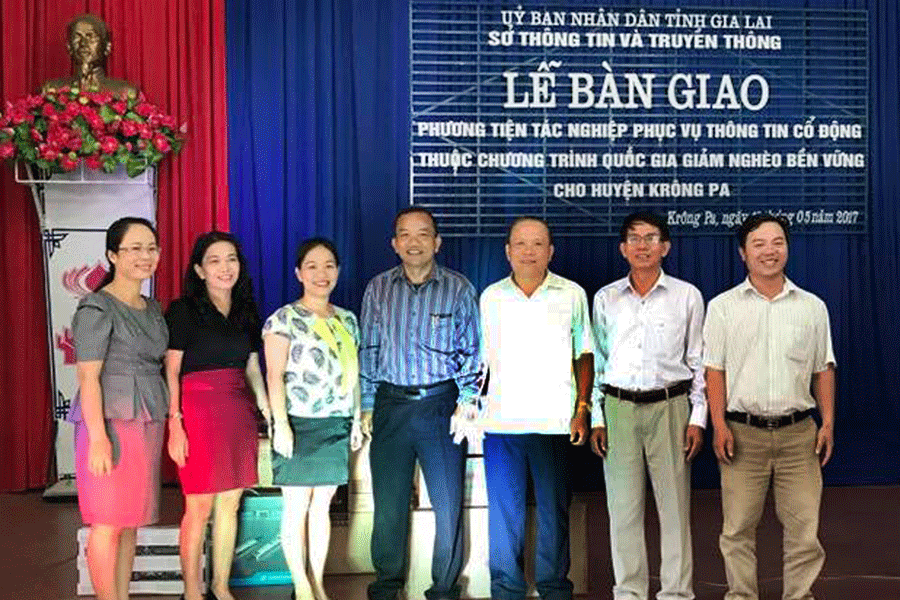 Bàn giao phương tiện tác nghiệp phục vụ công tác tuyên truyền. Ảnh: N.T Bàn giao phương tiện tác nghiệp phục vụ công tác tuyên truyền. Ảnh: N.T