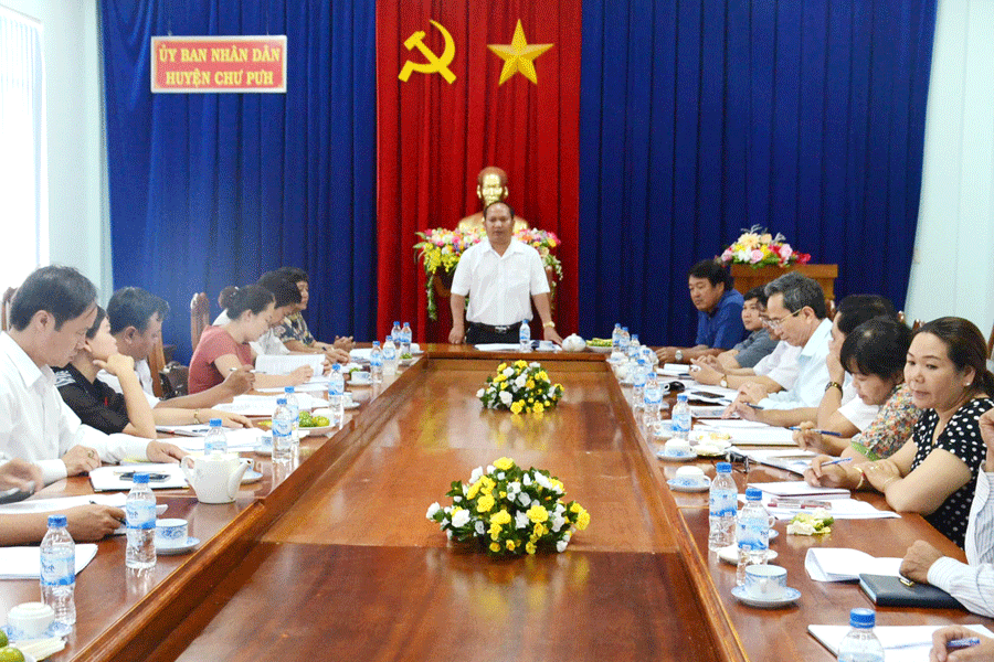 Đồng chí Rah Lan Chung-Ủy viên Ban Thường vụ, Trưởng ban Nội chính Tỉnh ủy phát biểu ý kiến chia sẻ những khó khăn với đội ngũ cán bộ không chuyên trách ở cơ sở. Ảnh: V.H Đồng chí Rah Lan Chung-Ủy viên Ban Thường vụ, Trưởng ban Nội chính Tỉnh ủy phát biểu ý kiến chia sẻ những khó khăn với đội ngũ cán bộ không chuyên trách ở cơ sở. Ảnh: V.H