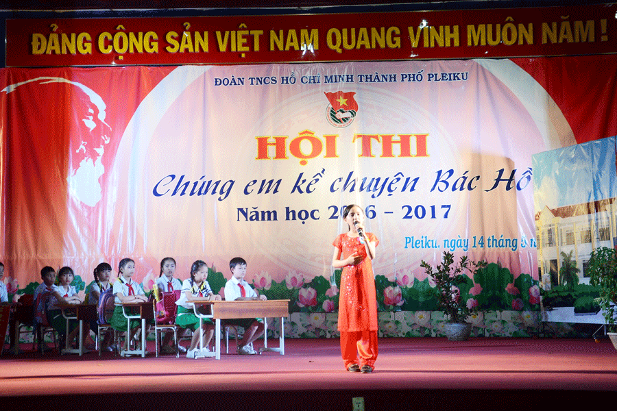 Các câu chuyện về Bác Hồ được thể hiện bằng giọng kể giàu cảm xúc. Ảnh: P.V Các câu chuyện về Bác Hồ được thể hiện bằng giọng kể giàu cảm xúc. Ảnh: P.V