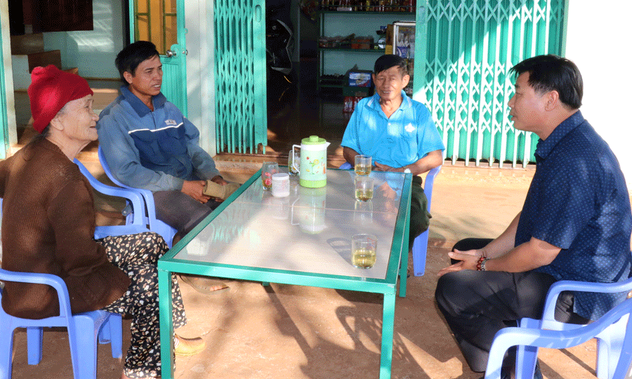 Bí thư Đảng ủy Vũ Hồng Tăng trao đổi với nhân dân thôn Bình Thanh. Ảnh: N.D Bí thư Đảng ủy Vũ Hồng Tăng trao đổi với nhân dân thôn Bình Thanh. Ảnh: N.D