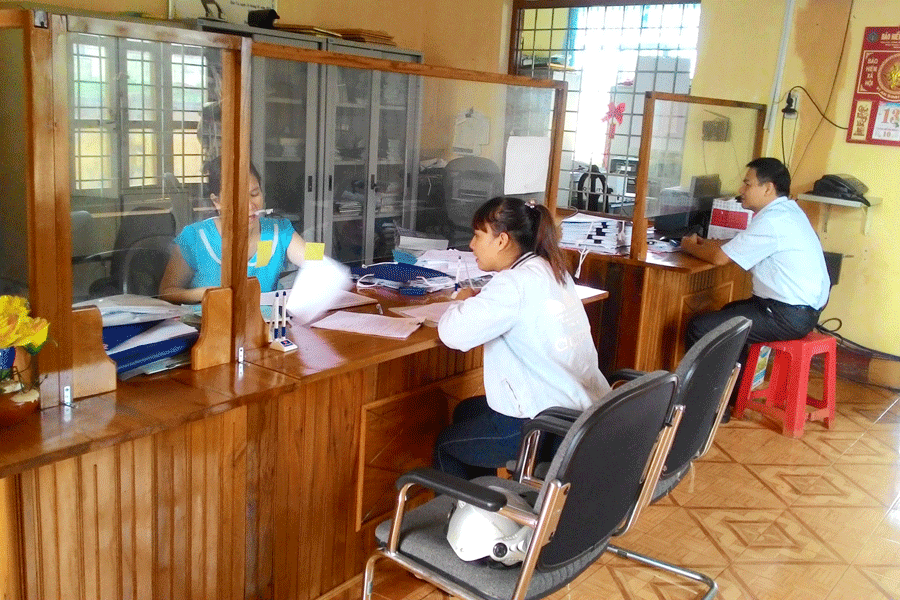 Hướng dẫn người lao động làm thủ tục tại BHXH huyện Đức Cơ. Ảnh: N.N