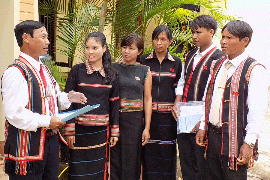 Phát huy vai trò cán bộ dân tộc thiểu số trong công tác tuyên truyền miệng. Ảnh: T.N Phát huy vai trò cán bộ dân tộc thiểu số trong công tác tuyên truyền miệng. Ảnh: T.N