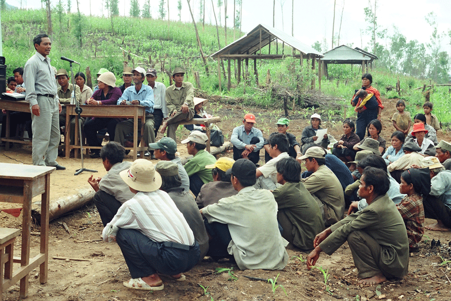  Tuyên truyền vận động đồng bào DTTS tham gia công tác bảo vệ rừng. Ảnh: L.T