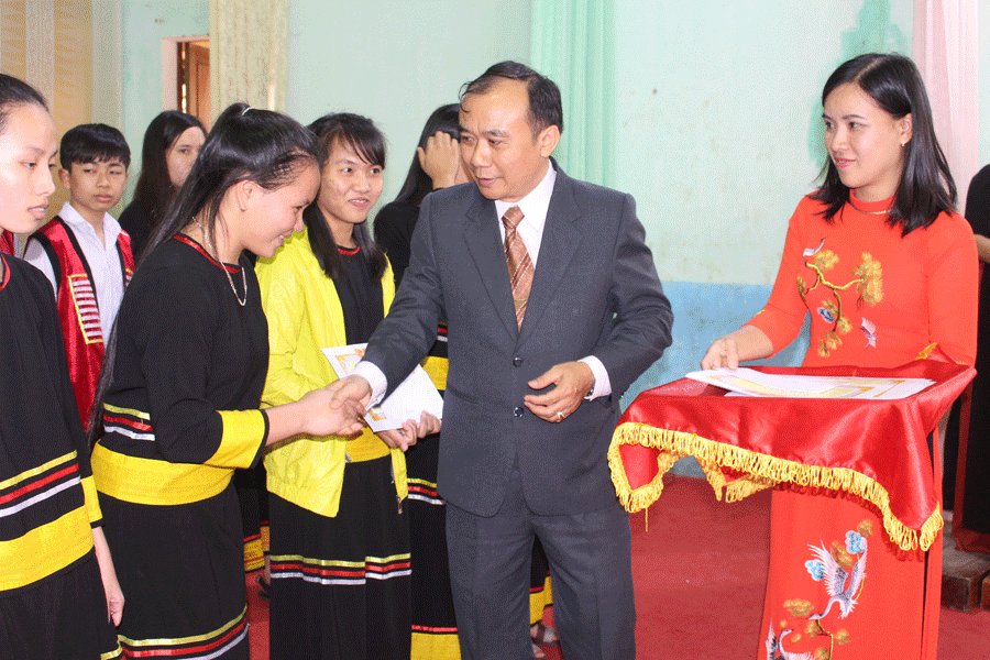 Ông Huỳnh Minh Thuận-Giám đốc Sở Giáo dục-Đào tạo trao thưởng cho học sinh giỏi. Ảnh: N.G Ông Huỳnh Minh Thuận-Giám đốc Sở Giáo dục-Đào tạo trao thưởng cho học sinh giỏi. Ảnh: N.G