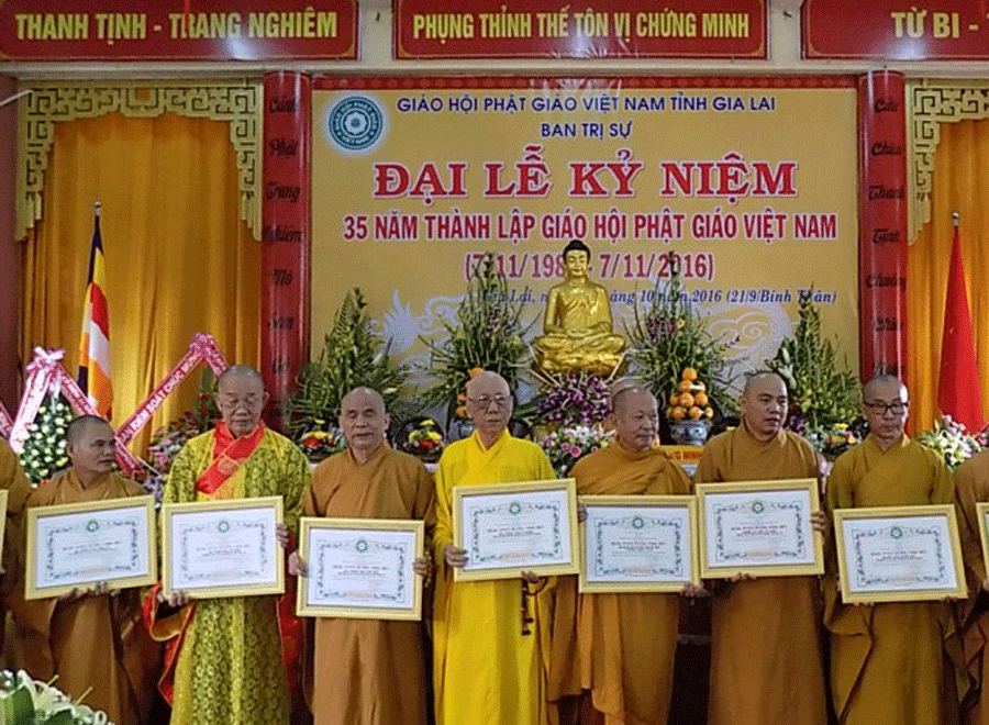 Trao bằng ghi công. Ảnh: T.N