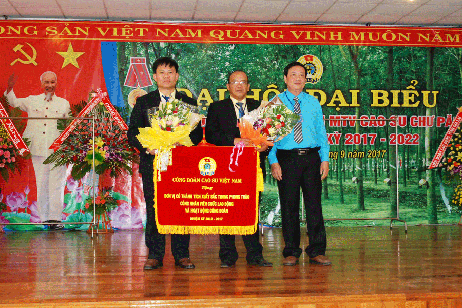 Công đoàn Cao su Việt Nam tặng cờ thi đua cho Công đoàn Công ty. Ảnh: Đ.Y Công đoàn Cao su Việt Nam tặng cờ thi đua cho Công đoàn Công ty. Ảnh: Đ.Y
