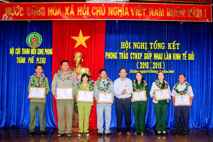 Các cá nhân có thành tích xuất sắc trong phong trào Cựu TNXP giúp nhau làm kinh tế giỏi được Chủ tịch UBND thành phố tặng giấy khen. Ảnh: K.N.B Các cá nhân có thành tích xuất sắc trong phong trào Cựu TNXP giúp nhau làm kinh tế giỏi được Chủ tịch UBND thành phố tặng giấy khen. Ảnh: K.N.B