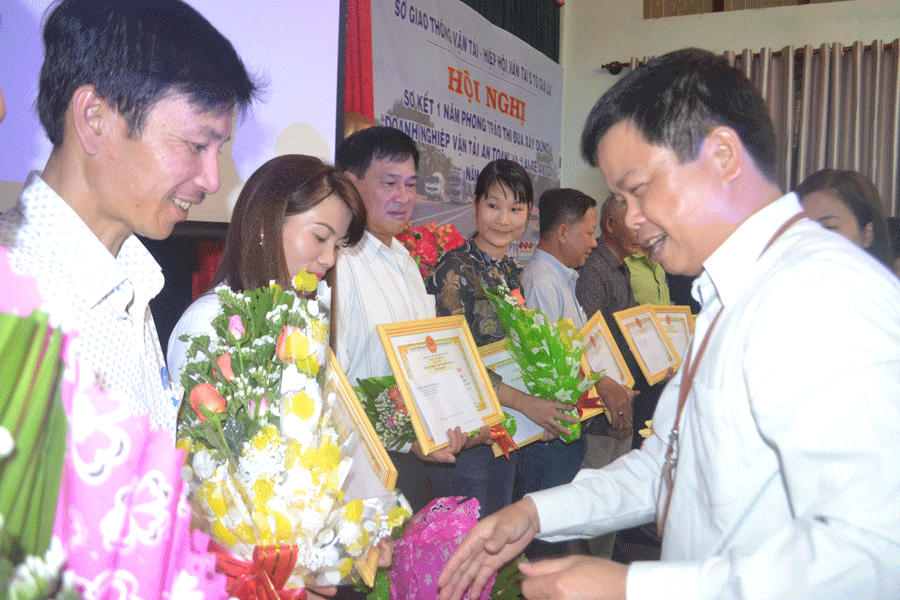 Giám đốc Sở Giao thông-Vận tải trao danh hiệu “Doanh nghiệp vận tải an toàn” cho các doanh nghiệp. Ảnh: L.L Giám đốc Sở Giao thông-Vận tải trao danh hiệu “Doanh nghiệp vận tải an toàn” cho các doanh nghiệp. Ảnh: L.L