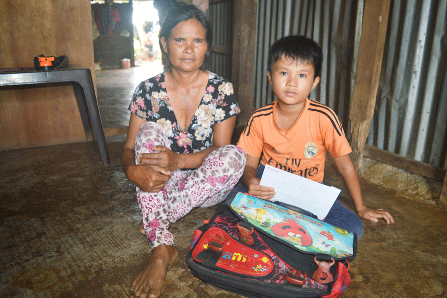 Em Bảo và bà ngoại. Ảnh: Đ.Y