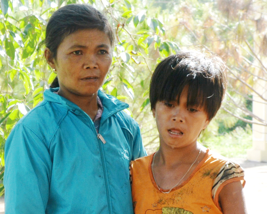 Chị Lý và cháu Nhung. Ảnh. Đ.Y