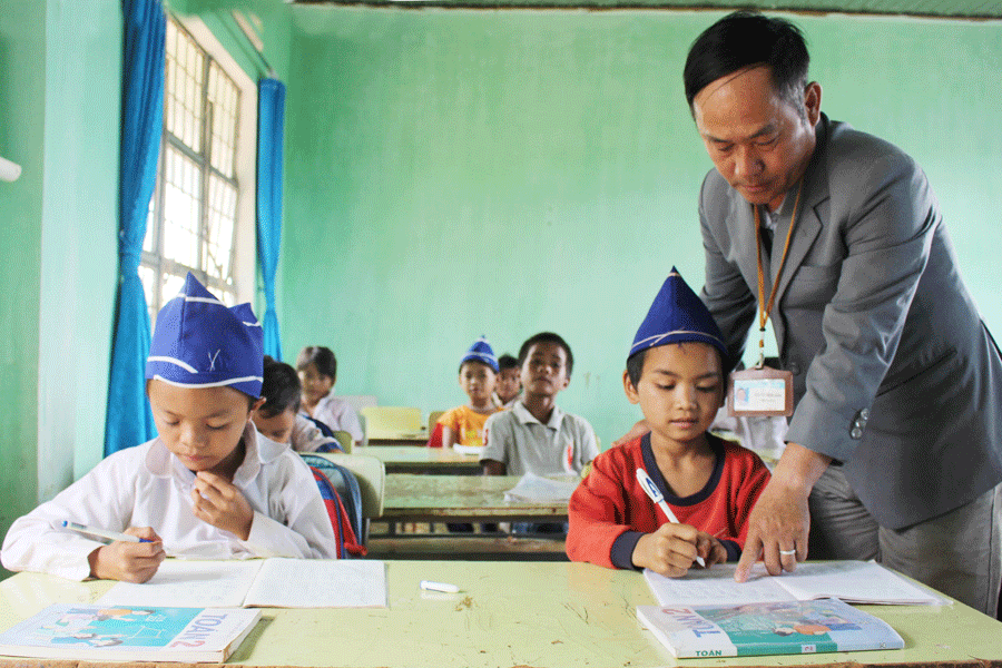 Thầy Luân luôn luôn quan tâm, giúp đỡ học trò. Ảnh: N.G