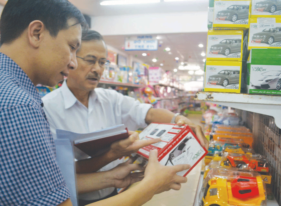 Lực lượng chức năng kiểm tra thị trường đồ chơi trẻ em dịp Tết Trung thu 2017. Ảnh: L.L