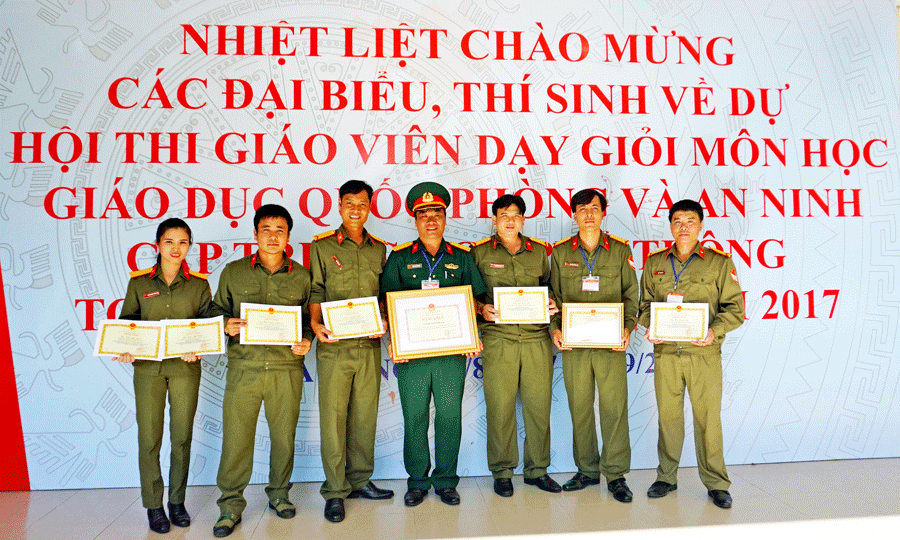 Đoàn của Sở Giáo dục và Đào tạo tỉnh Gia Lai tham gia Hội thi. Ảnh: A.T Đoàn của Sở Giáo dục và Đào tạo tỉnh Gia Lai tham gia Hội thi. Ảnh: A.T