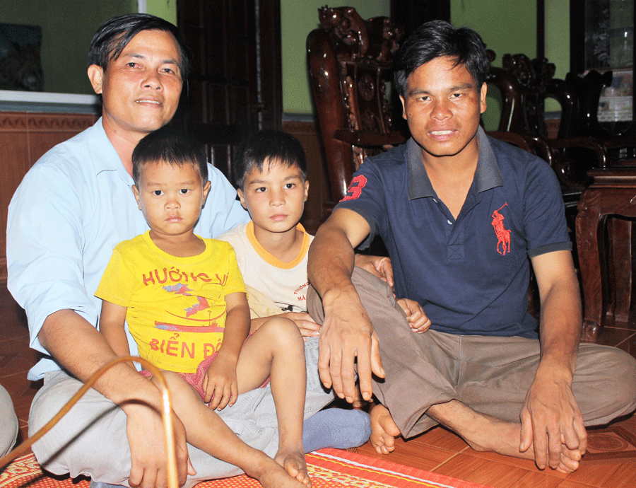 Anh Chuin (ngoài cùng bên phải) là một điển hình sản xuất kinh doanh giỏi của làng Klũh. Ảnh: P.L