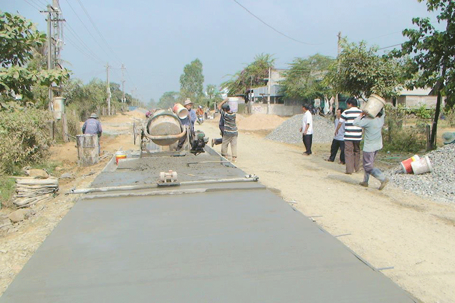 Làm đường bê tông nông thôn trên trục đường chính xã Phú Cần. Ảnh: N.D Làm đường bê tông nông thôn trên trục đường chính xã Phú Cần. Ảnh: N.D