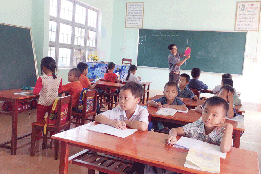 Thầy giáo Phạm Văn Hậu với lớp học “3 trong 1” nơi biên giới Ia Mơr. Ảnh: N.B Thầy giáo Phạm Văn Hậu với lớp học “3 trong 1” nơi biên giới Ia Mơr. Ảnh: N.B