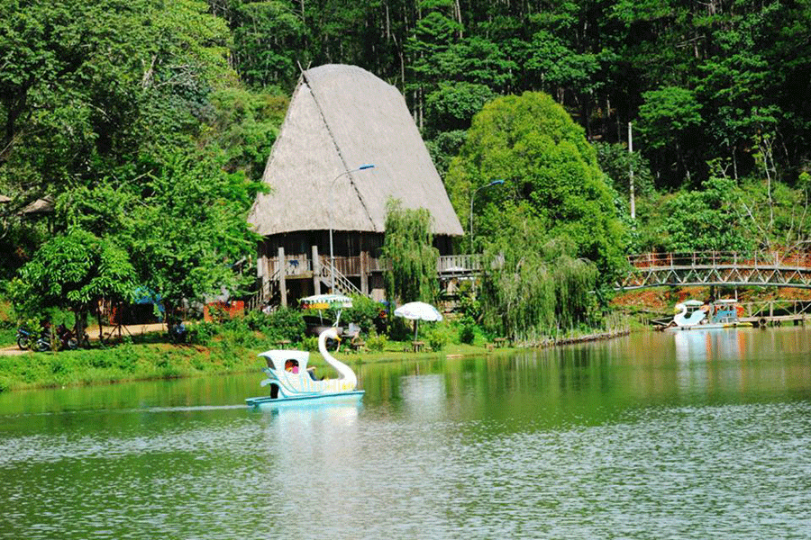 Một hồ nước ở Măng Đen. Ảnh: K.N.B