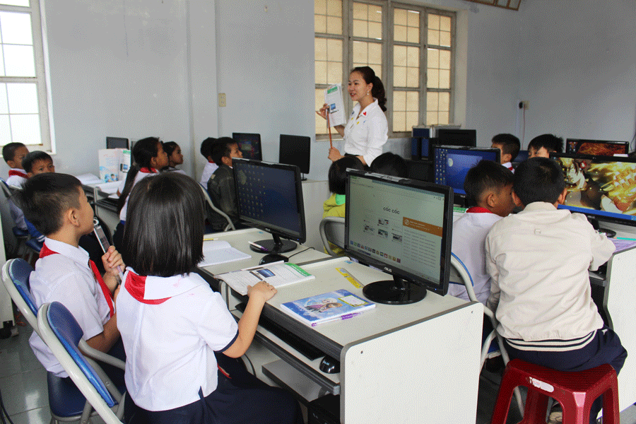 Học sinh Trường Tiểu học Đinh Tiên Hoàng trong một tiết Tin học. Ảnh: N.G