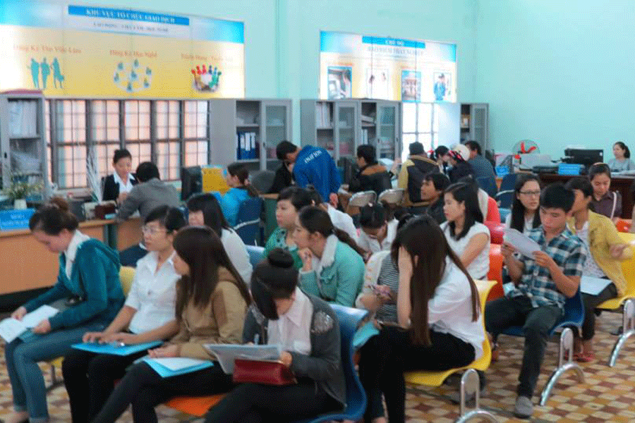 Một buổi tư vấn giới thiệu việc làm và các chế độ, quyền lợi liên quan đến BHTN. Ảnh. Đ.Y