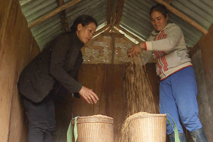 Người dân làng Hyêr đồng tình ủng hộ mô hình “Kho thóc tình thương”. Ảnh: N.B