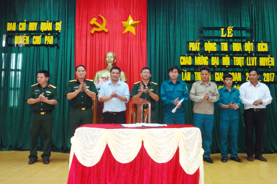 Lễ phát động thi đua đột kích chào mừng Đại hội thi đua quyết thắng lực lượng vũ trang huyện Chư Pah giai đoạn 2012-2017. Ảnh: A.H