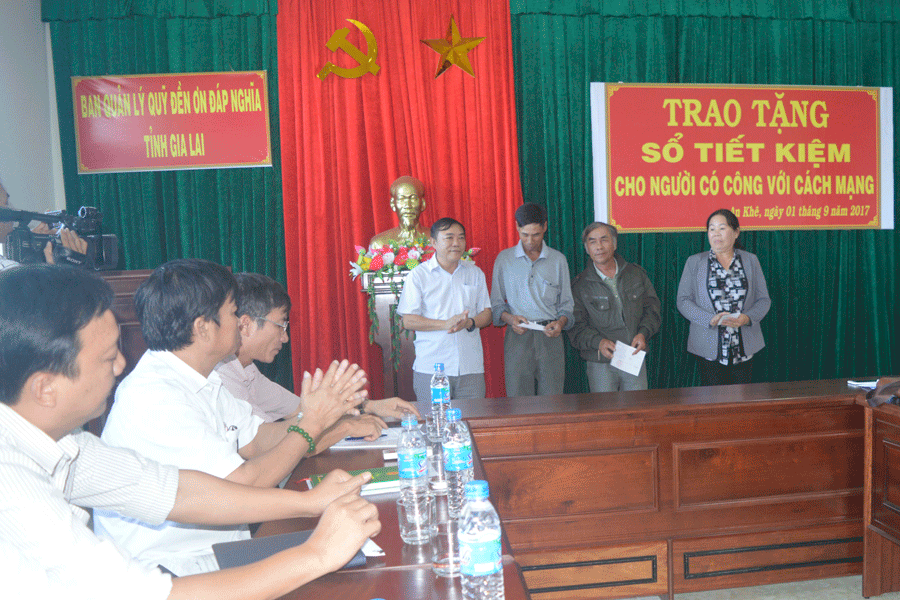 Trao tặng sổ tiết kiệm cho người có công thị xã An Khê. Ảnh: Đ.Y