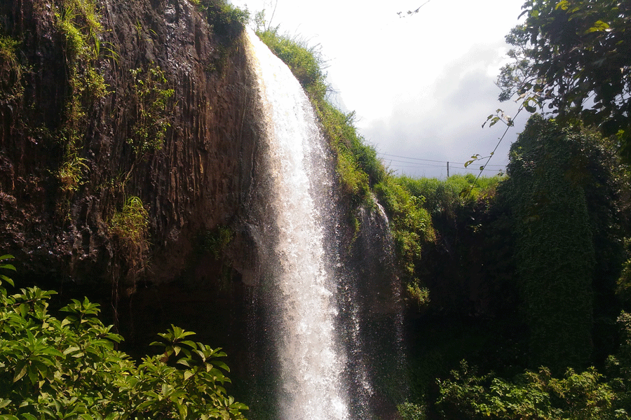 Được bắt nguồn từ con suối, dòng thác chảy ở độ cao hơn 18 m rì rầm suốt ngày đêm giữa một thung lũng núi non hùng vĩ. Ảnh: H.H Được bắt nguồn từ con suối, dòng thác chảy ở độ cao hơn 18 m rì rầm suốt ngày đêm giữa một thung lũng núi non hùng vĩ. Ảnh: H.H