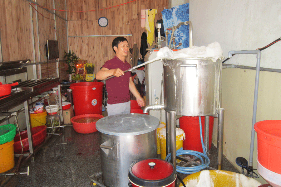 Anh Bình thực hiện một công đoạn trong quy trình làm đậu khuôn. Ảnh: Đ.P