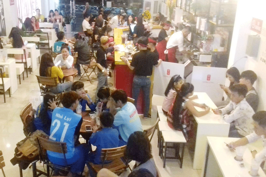 Khách đông đúc tại một quán trà sữa mới mở trên đường Hùng Vương . Ảnh: N.B