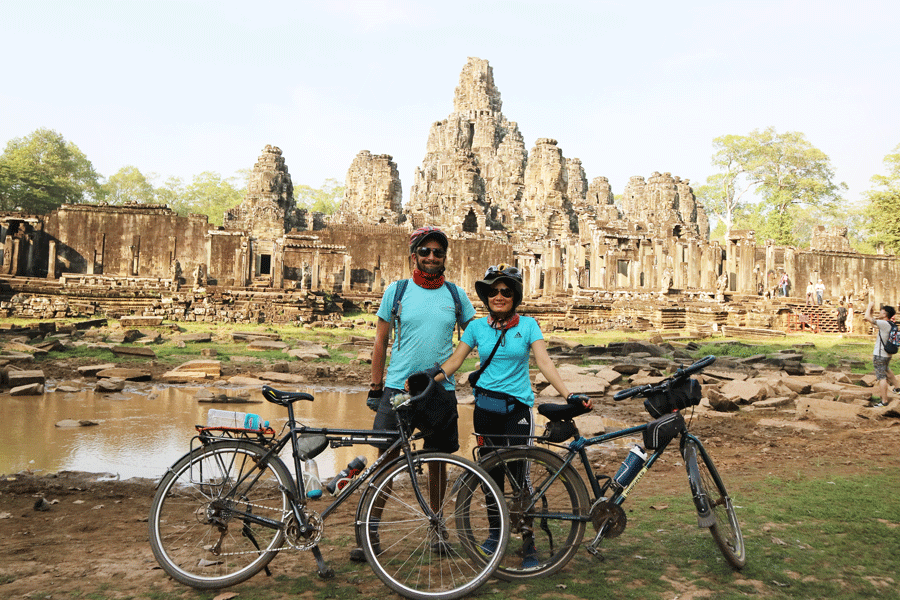 Kim Ngân (phải) và Simon Nelson, người đồng hành và cũng là người bạn đời trong hành trình đi qua 8 quốc gia Đông Nam Á (ảnh do nhân vật cung cấp).