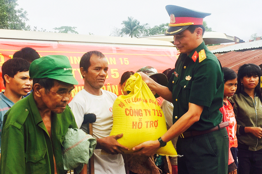 Người dân làng Tal vui mừng nhận gạo của Công ty 715. Ảnh: P.L Người dân làng Tal vui mừng nhận gạo của Công ty 715. Ảnh: P.L