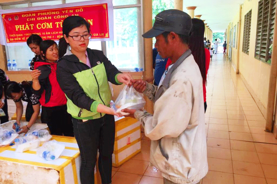 Trao cơm cho các bệnh nhân nghèo. Ảnh: T.B