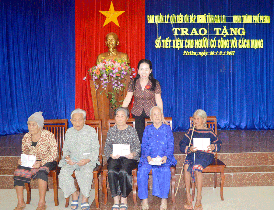 Trao tặng sổ tiết kiệm cho người có công. Ảnh: Đ.Y