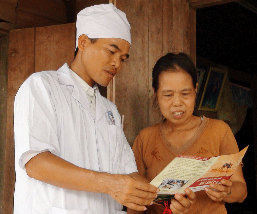 Cán bộ Trung tâm Y tế huyện Krông Pa tuyên truyền cho người dân về cách phòng-chống SXH. Ảnh: Q.N Cán bộ Trung tâm Y tế huyện Krông Pa tuyên truyền cho người dân về cách phòng-chống SXH. Ảnh: Q.N