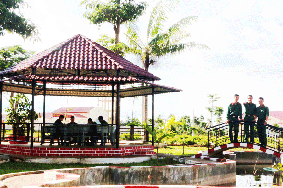 Khuôn viên Tiểu đoàn Hóa học 21 được xây dựng xanh, sạch, đẹp. Ảnh: V.H Khuôn viên Tiểu đoàn Hóa học 21 được xây dựng xanh, sạch, đẹp. Ảnh: V.H