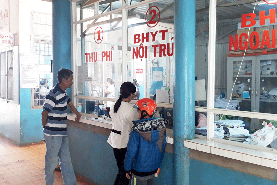 Khi đến khám bệnh, bệnh nhân được cấp phát số và giải đáp thắc mắc. Ảnh: N.T Khi đến khám bệnh, bệnh nhân được cấp phát số và giải đáp thắc mắc. Ảnh: N.T