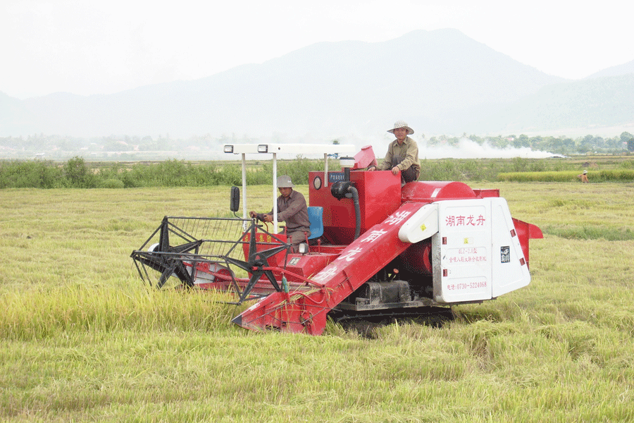 Đưa phương tiện kỹ thuật hiện đại vào thực hiện các dự án cánh đồng lớn. Ảnh: T.N Đưa phương tiện kỹ thuật hiện đại vào thực hiện các dự án cánh đồng lớn. Ảnh: T.N