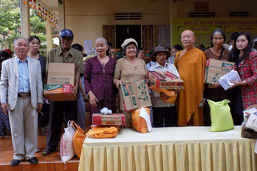 Quang cảnh buổi phát quà từ thiện tại Tịnh xá Ngọc Phúc. Ảnh: T.N