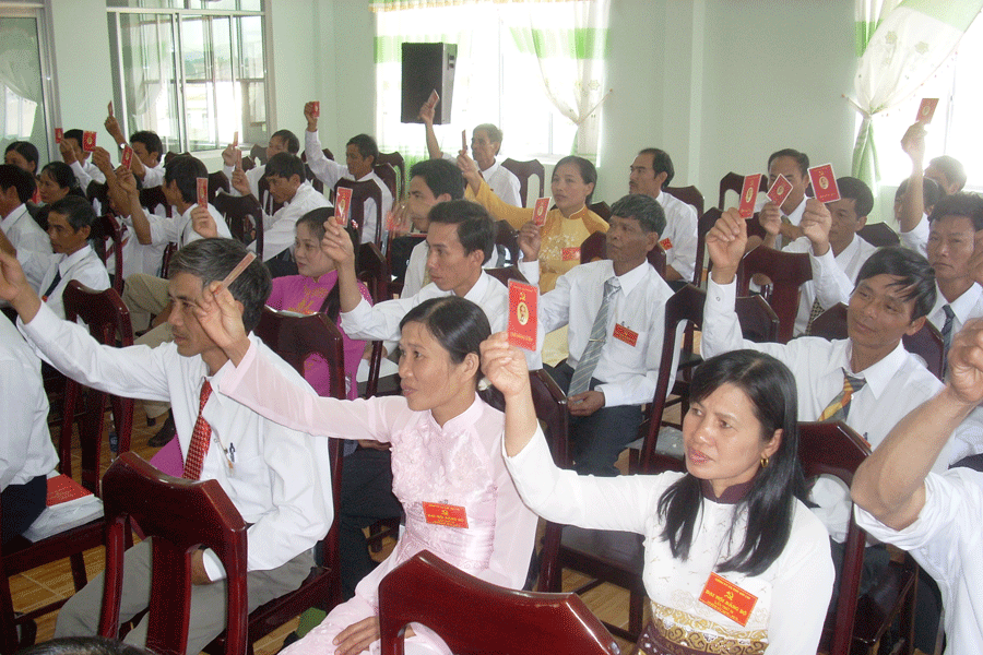 Biểu quyết chỉ tiêu về đảm bảo thu nhập và đời sống người lao động tại Đại hội Đảng bộ Công ty TNHH Một thành viên Cà phê Gia Lai. Ảnh: T.N